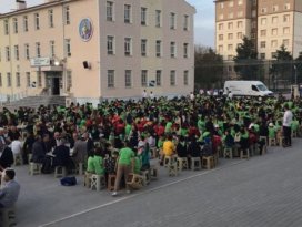 Okulda iftar yapan öğrenciler meddahla eğlendi