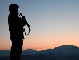 Türkiyeye girmeye çalışan PKKlı teröristler sınırda yakalandı