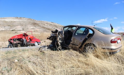 Konyada 2 otomobilin çarpıştığı kazada 1 kişi öldü, 4 kişi yaralandı