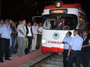 Araç tramvay yoluna girdi