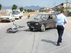 Otomobil motosikletle çarpıştı