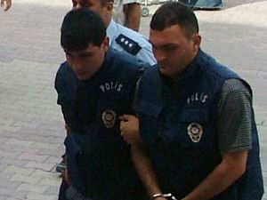 Katil zanlısı polis yeleği giydi