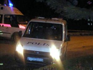 Polis aracına saldırdılar