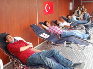 Öğrencilerden kan bağışı