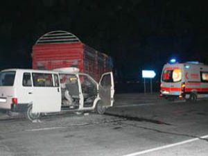 Kamyona çarpan sürücü minibüste sıkıştı