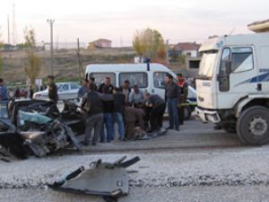 Kamyon otomobille çarpıştı