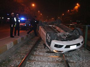 Kediye çarpmayım derken canından oluyordu