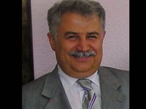 Konya Üniversitesinde ibre Muzaffer Şekeri gösteriyor