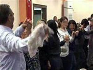 Anma töreninde halay çektiler!