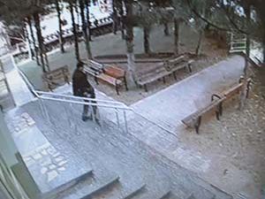 Camiden laptop çalarken kameraya yakalandı