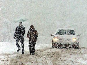 Buzlu yolda düşen 3 kişi yaralandı