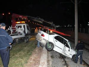 İki araca çarptı, tramvay yoluna düştü