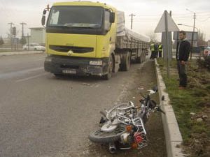 Tır ile motosiklet çarpıştı; 2 yaralı