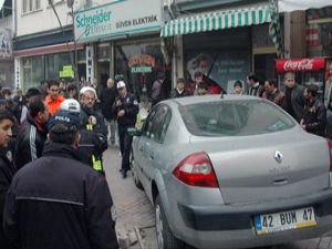 Yayaya çarpmamak için işyerine girdi