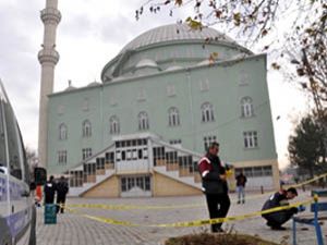 Cami bahçesinde intihar girişimi