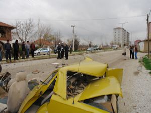 Hurdaya dönen otomobilden sağ çıktı