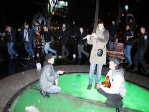 Gece yarısı Zaferde halay çektiler
