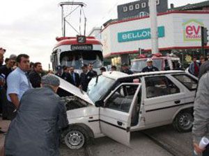 Tramvay otomobil ile çarpıştı