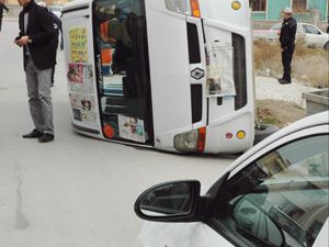 Öğrenci servisi kaza yaptı; 13 yaralı