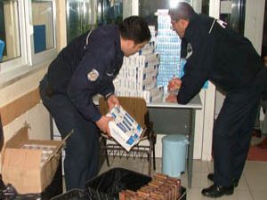Esrar ararken kaçak sigara buldular