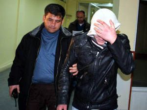 Gardaş dedi bıçak koluna saplandı