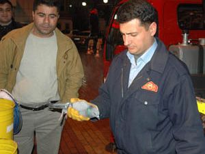 Çatıda mahsur kalan güvercini itfaiye kurtardı