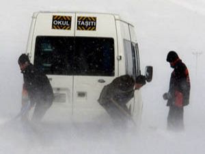 Hakkari-Şırnak yolunda 25 öğrenci mahsur kaldı