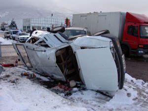 Kamyonet otomobille çarpıştı