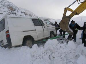 Babasını hastaneye götürürken kaza yaptı