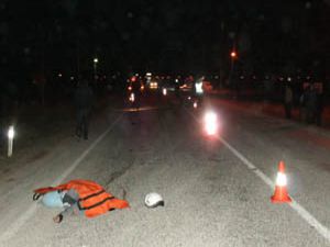 Motosikletten devrildi, otomobil çarptı