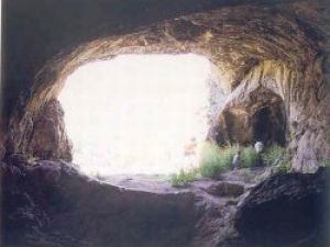 Eşinin terkettiği adam mağarada yaşamaya başladı