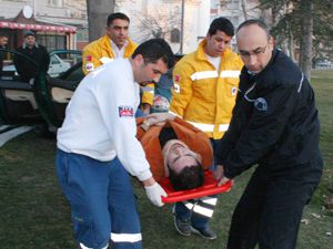 Otomobil kaldırımdaki ağaca çarptı: 5 yaralı