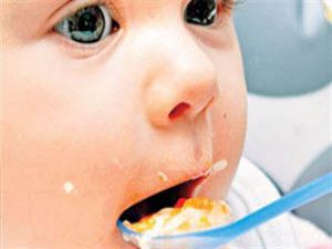Katı gıdalar bebeklerde obezite riskini arttırıyor