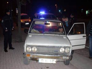Polisi görünce otomobili bırakıp kaçtı