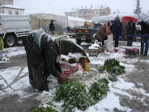 Soğuğa rağmen çalışan kadınlar