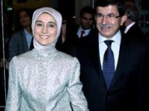 Davutoğlunun eşine Yunan gazetesinden tam sayfa