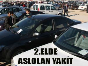 İkinci el otomobil alıcısı yakıta bakıyor