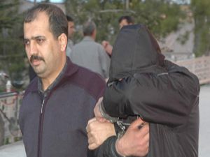 Maskeli hırsızı kıyafetleri ele verdi