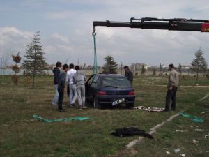 Otomobil çaya uçtu, kimsenin burnu kanamadı