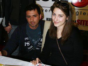 Feriha hayranlarına imza dağıttı