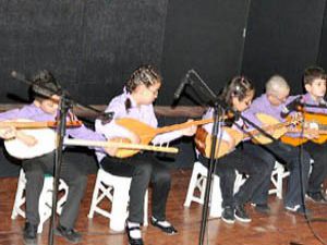 İzleyenler müziğe doydu