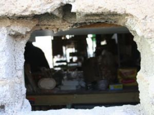 Duvardaki delikten hırsızı yakaladılar