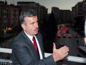 Başkan Akyürek belediye önü yaya üstgeçidini inceledi