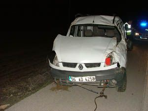 Otomobil şarampole devrildi: 2 yaralı