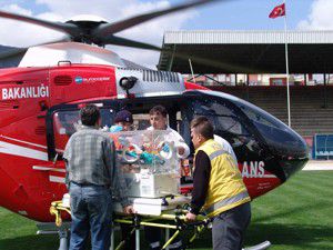 Kuvözdeki bebeğe helikopter ambulans