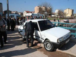 Minibüs ile otomobil çarpıştı