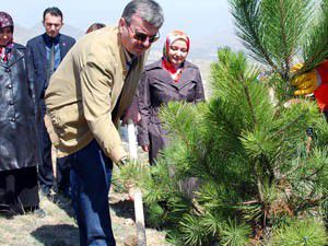 Akyürek KOMEK Hatıra Ormanına fidan dikti