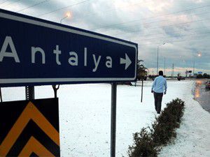 Antalyada 30 santimetre dolu yağdı