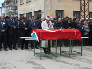 Polis memurunun cenazesi toprağa verildi