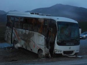 Üniversite öğrencilerini taşıyan minibüs devrildi